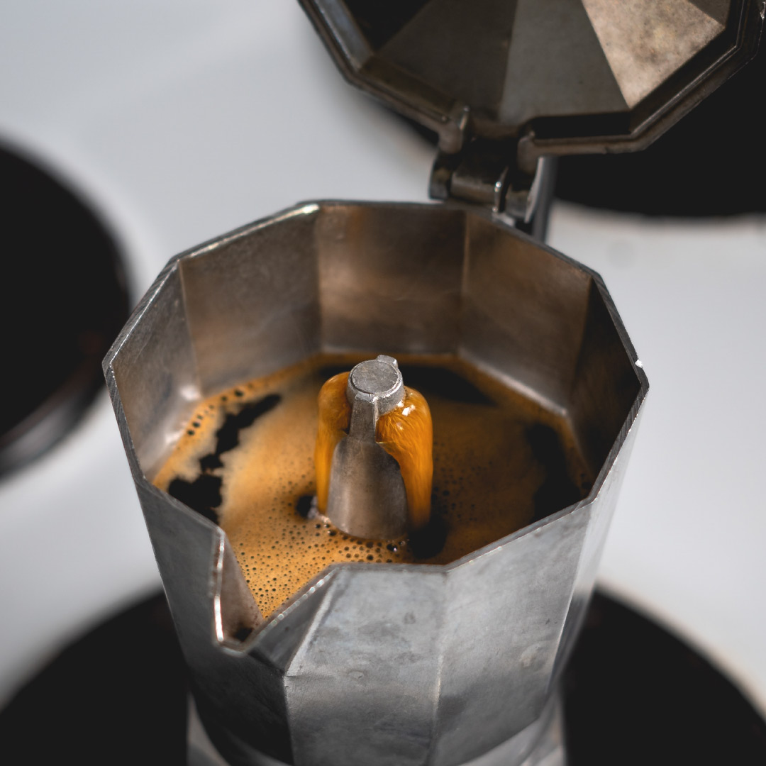 Una clave para hacer café en cafetera bialetti es dejar la tapa abierta mientras se filtra el café