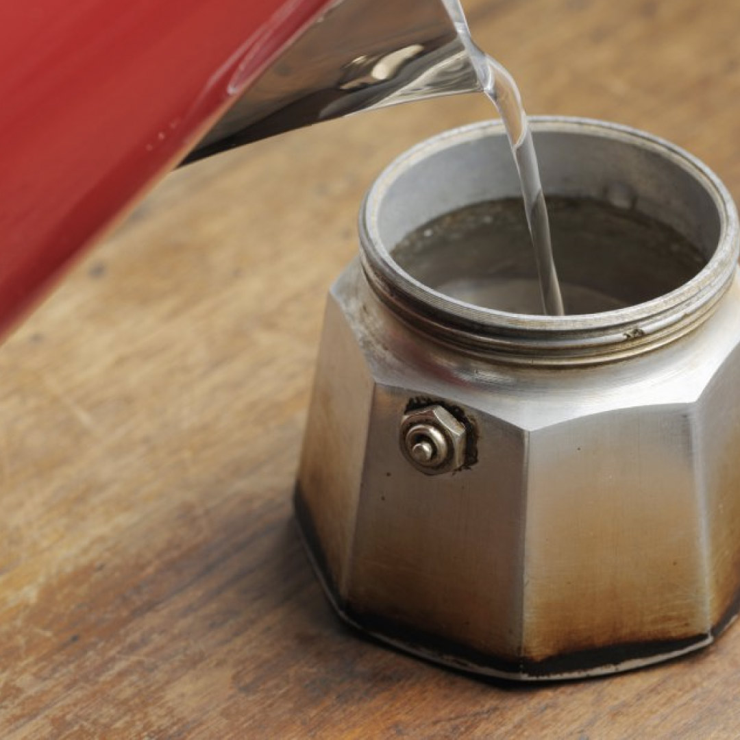 Para no cambiar el sabor ni el aroma de tu café te recomendamos poner previamente agua caliente en tu depósito.